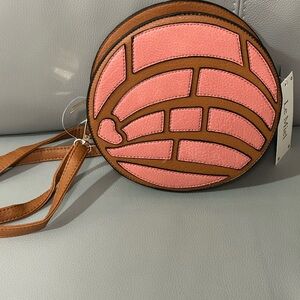 SWEET CONCHA CROSSBODY